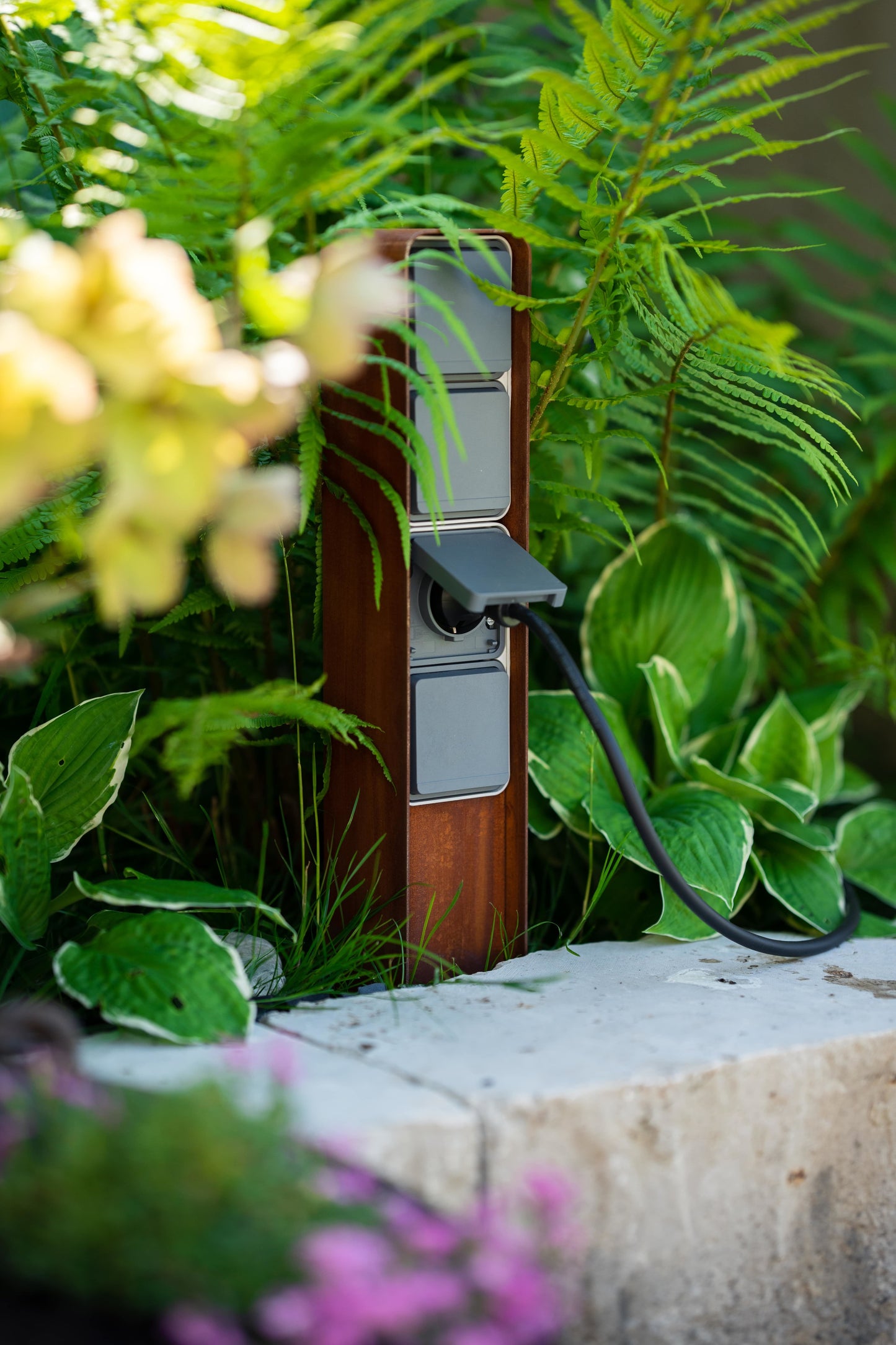 Steckdosensäule 4fach (Corten) | Außensteckdose wetterfest IP55, Rost